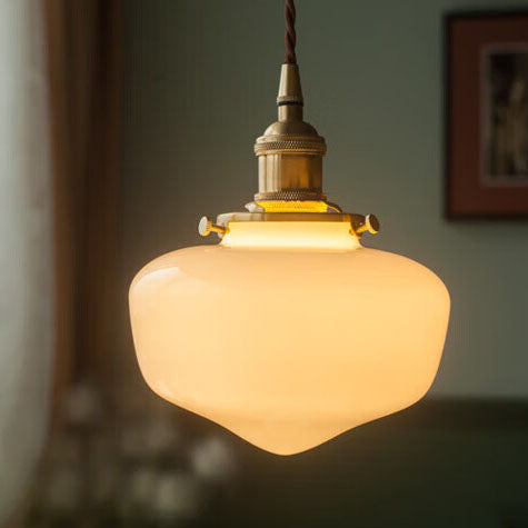 Bliski widok na styl życia lampy wiszącej ze szkła z mosiądzu