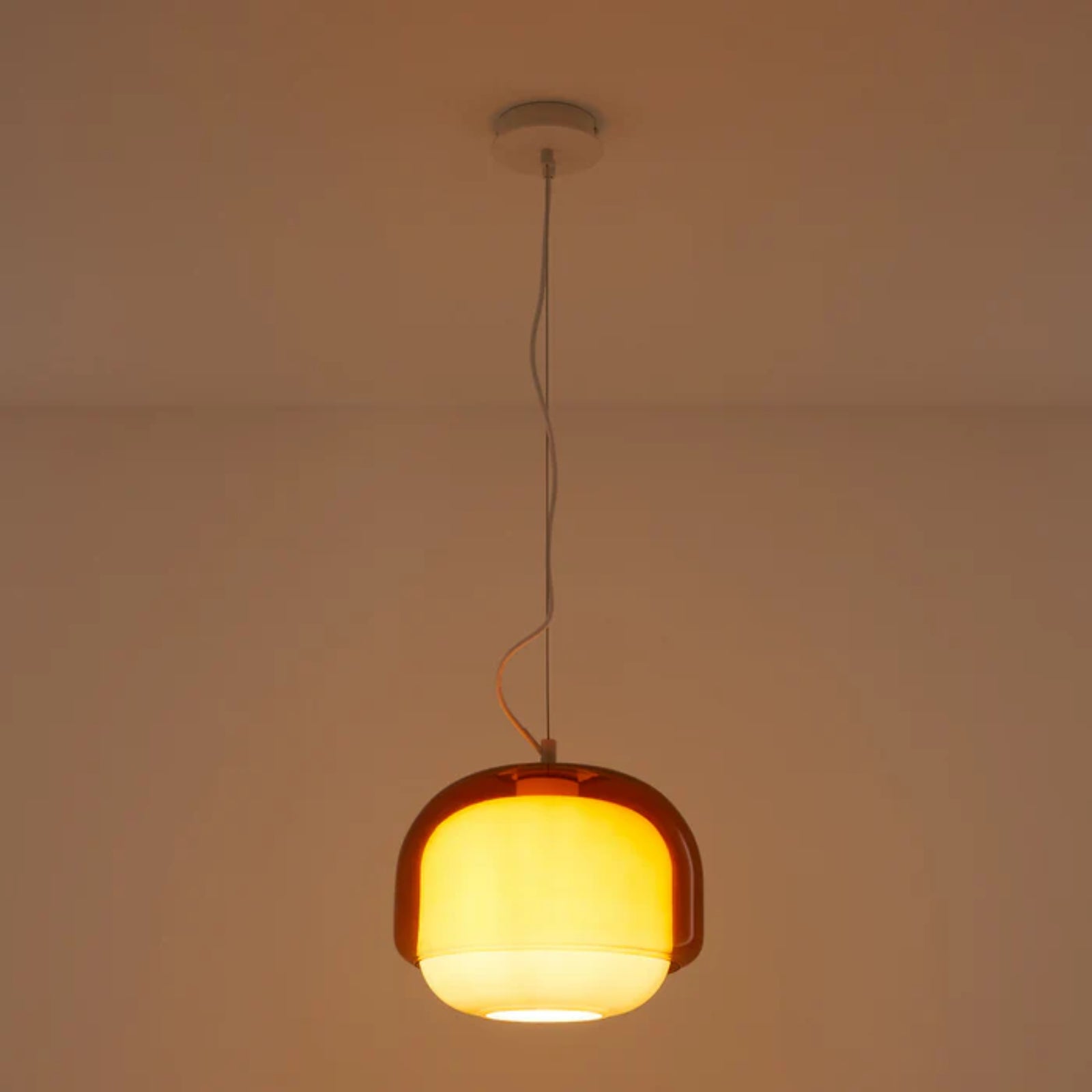Suspension Sanae Nordic ronde à double dôme en verre coloré (4).webp__PID:bb18a18c-8ddd-4736-bd8d-7599e4b191f8