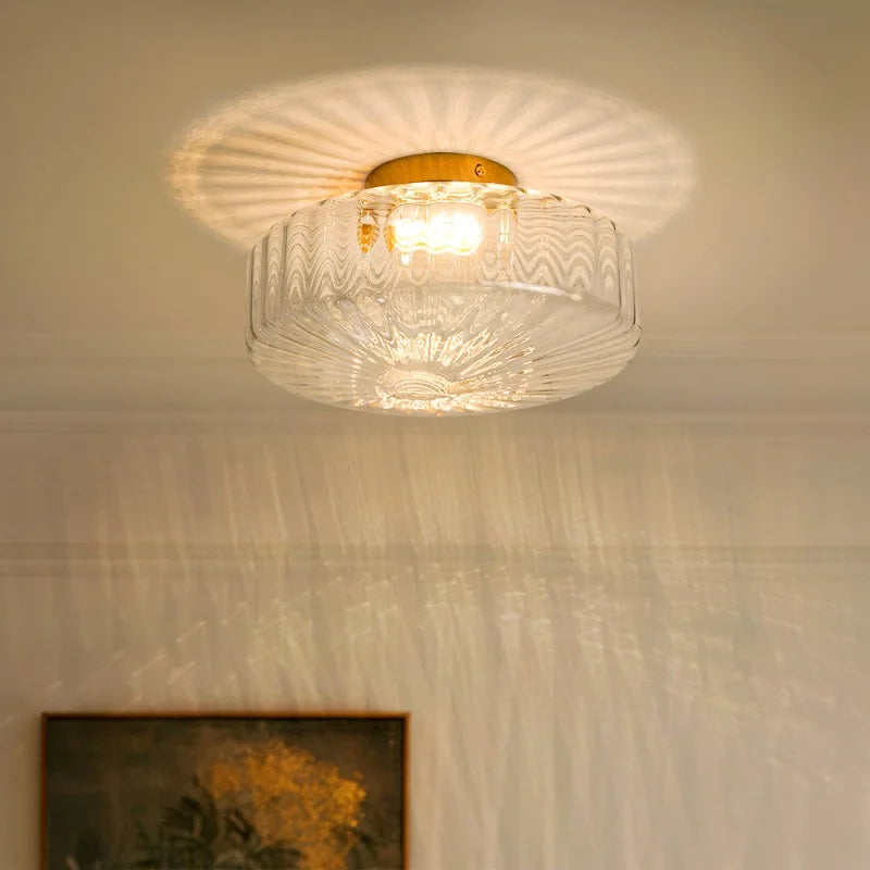 Plafon Calliope instalado e iluminado num ambiente interior