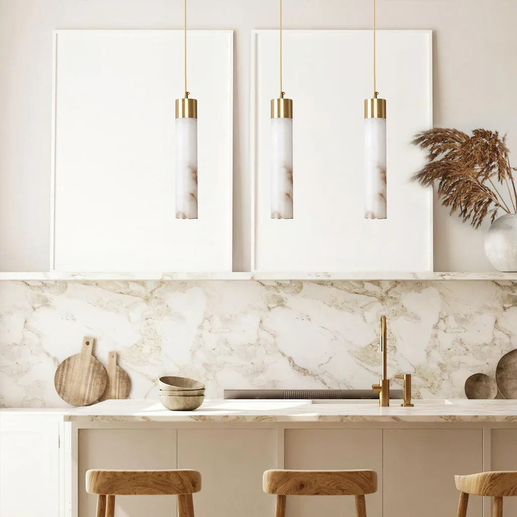 Ismara Alabaster Messing Vertikale Weiße Pendelleuchte3.webp__PID:71c34790-66f3-42c2-86ed-b02d771f5ecc