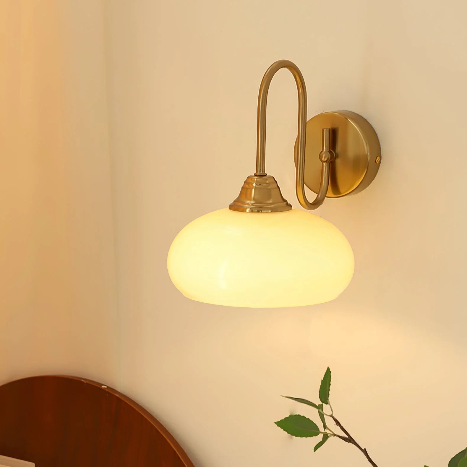 Calypso Bauhaus Curved Glass Wall Lamp (24).webp__PID:c6e792c9-559c-42b6-a9e7-4d6547b45bd1