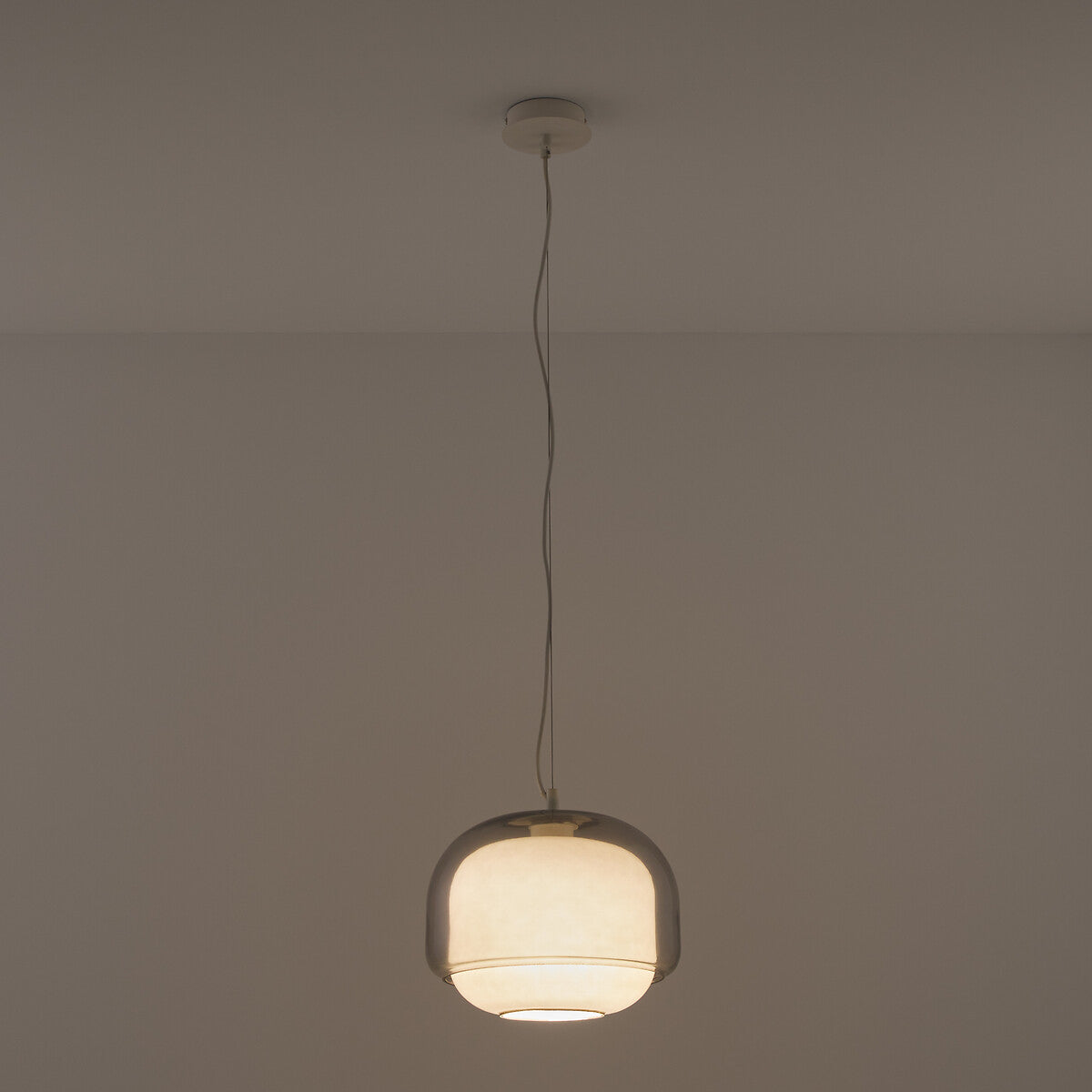 Suspension ronde en verre coloré Sanae Nordic (2).jpg__PID:548c2118-d9e5-4e0b-9835-8be5ae254826