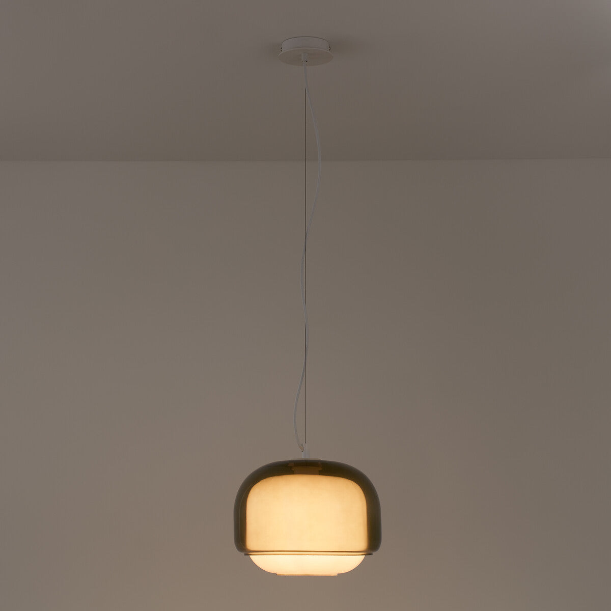 Suspension ronde en verre coloré Sanae Nordic (12).jpg__PID:d9e57e0b-5835-4be5-ae25-482655e73f86