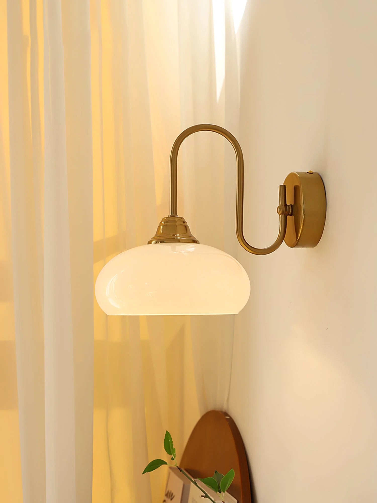 Calypso Bauhaus Curved Glass Wall Lamp (29).webp__PID:6ad45b4f-c0fb-4594-ac7d-6b8978271f1d