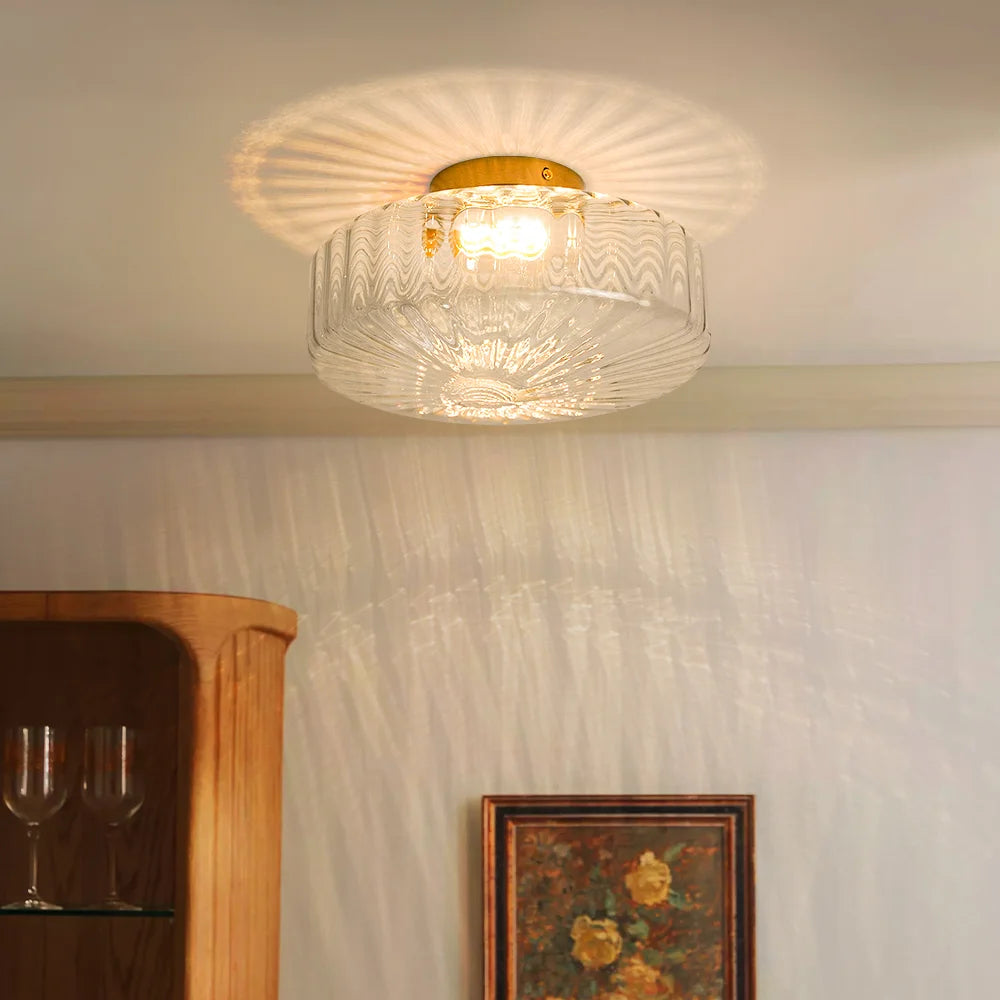 Plafon Calliope instalado com padrão de luz visível no teto e na parede