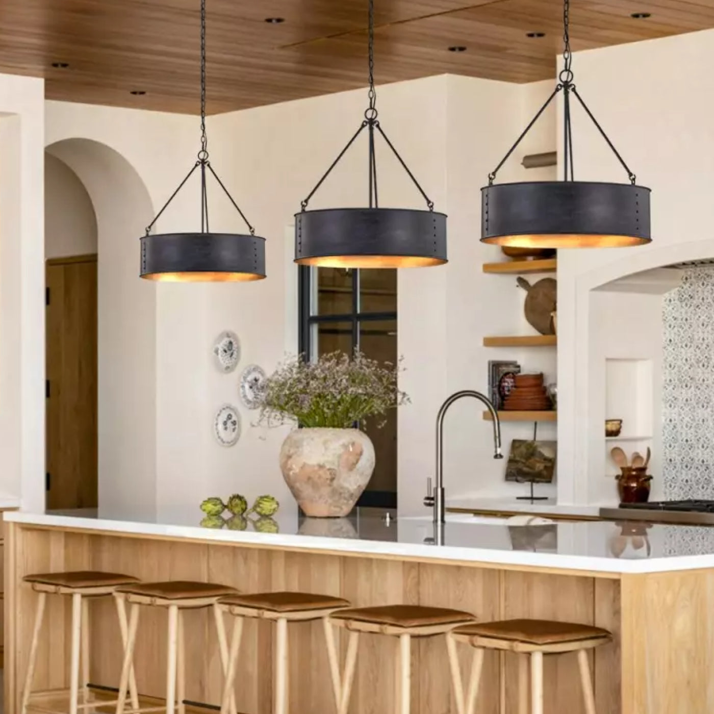 Suspension lumineuse Grayson Industrial Metal Black Drum Scene2.webp__PID:ba166c7a-be4c-480d-81b0-964b79e53ba8