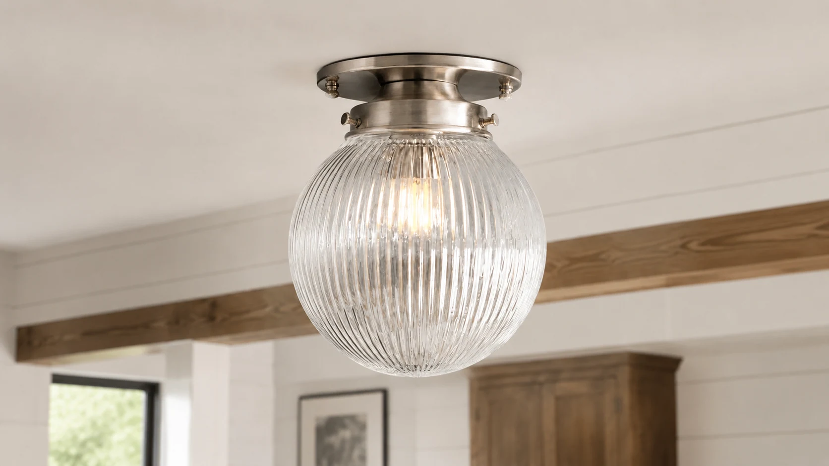 Lampa sufitowa Anvar do montażu podtynkowego ze szkła żebrowanego, zainstalowana w pomieszczeniu