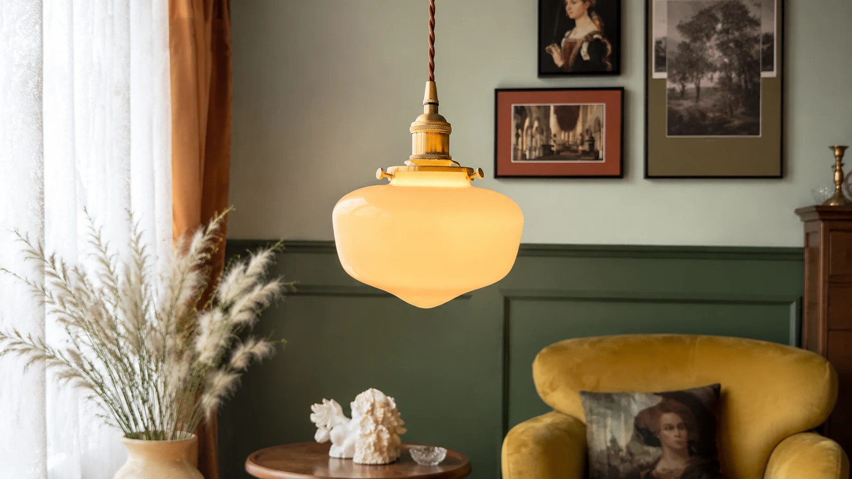 Lampa wisząca w stylu nordyckim w stylu vintage z mosiądzu i szkła w ciepłym wnętrzu