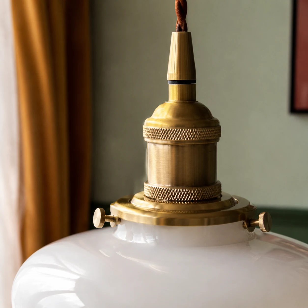 Zbliżenie na lampę wiszącą z mosiądzu i szkła