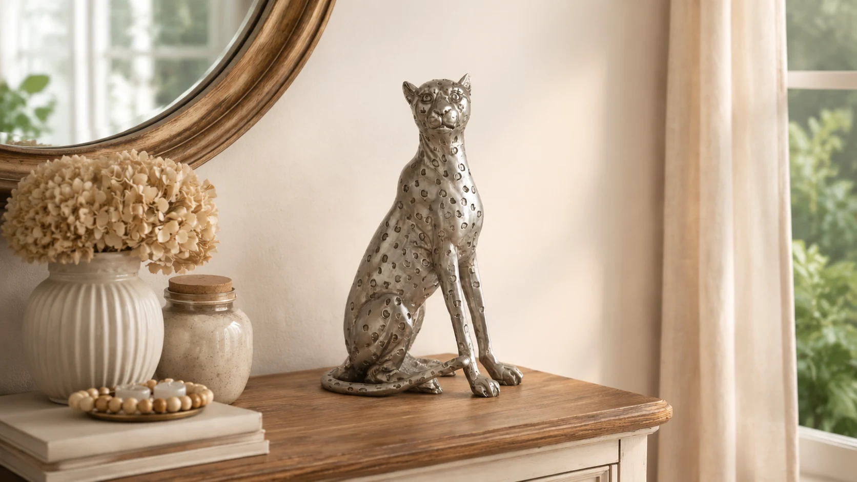 Escultura de leopardo sentado con manchas plateadas de Ramírez en una elegante escena de mesa