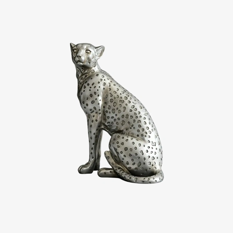 Ángulo lateral de la escultura de mesa de leopardo sentado con manchas plateadas