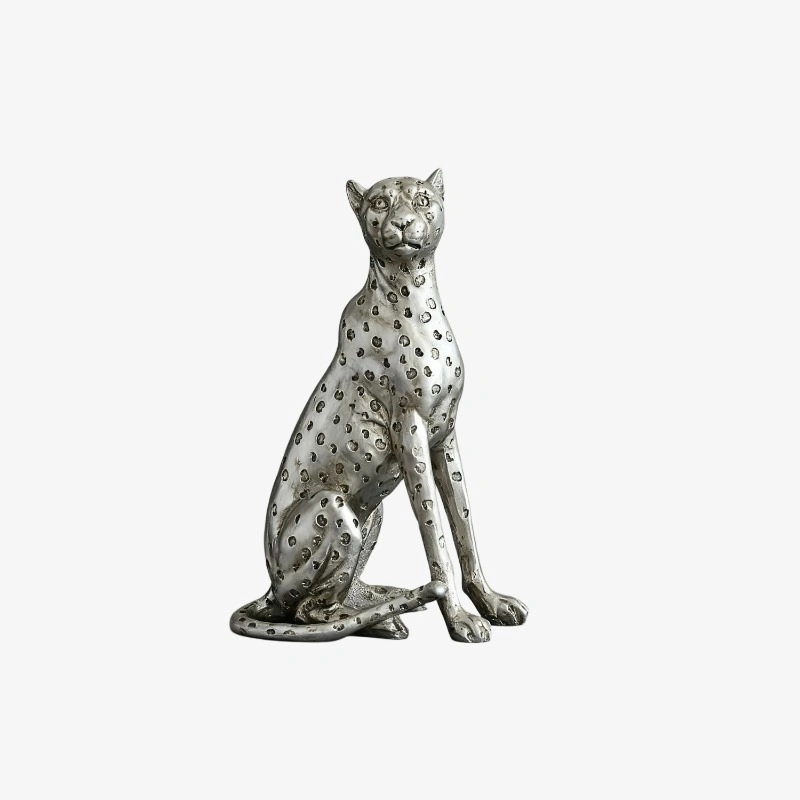 Vista frontal de la escultura de mesa de leopardo sentado con manchas plateadas