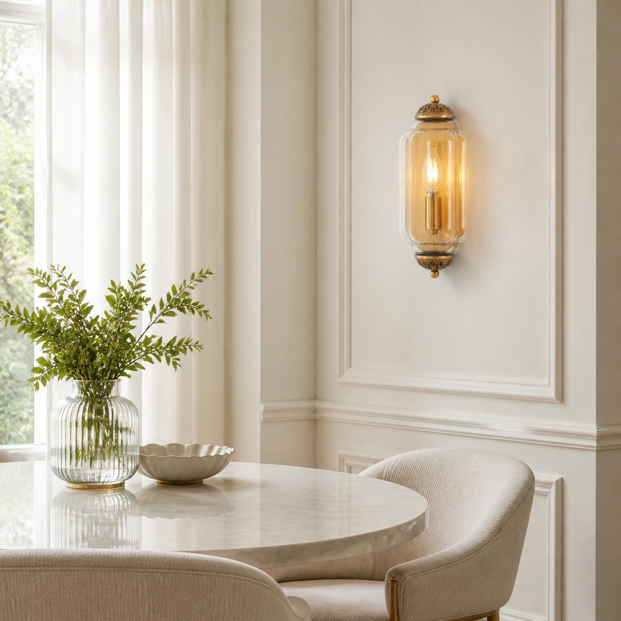 Lámpara de pared de cristal transparente y latón encendida en el rincón del comedor.