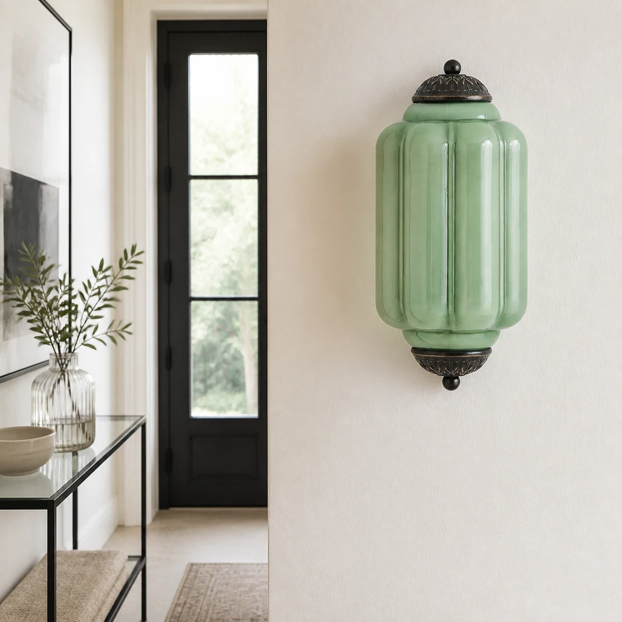 Lámpara de pared negra con cristal verde en la entrada.