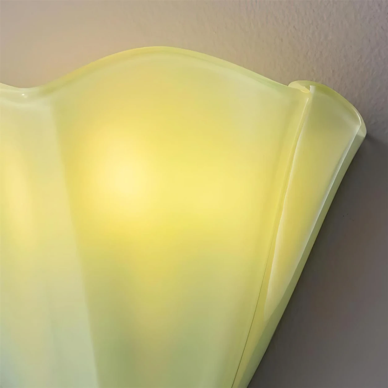 Hett illuminated rim detail
