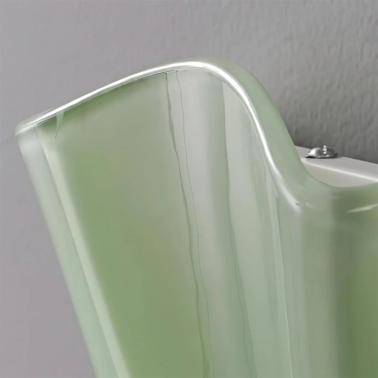 Hett glass edge and mounting detail
