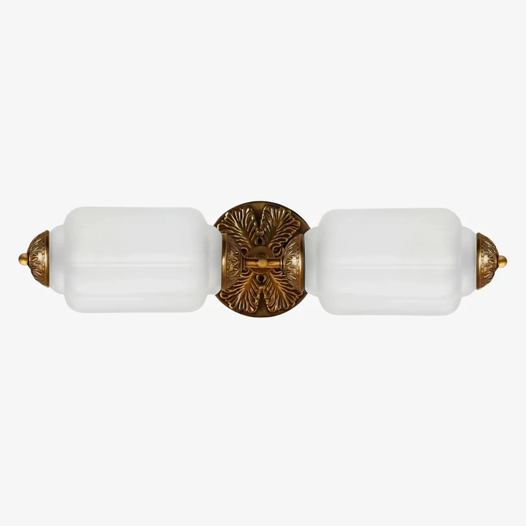 Vooraanzicht van de Rory wandlamp van mat glas en messing.