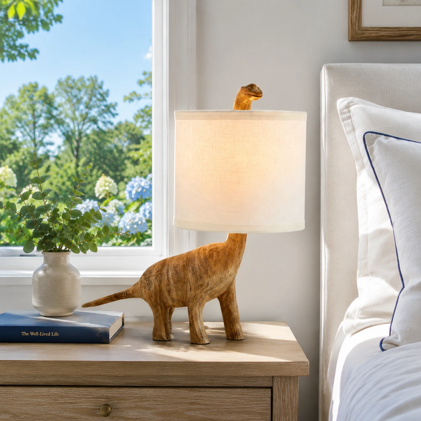 Ragnar Tischlampe aus geschnitztem Holz in Dinosaurierform in einem sonnendurchfluteten Schlafzimmer
