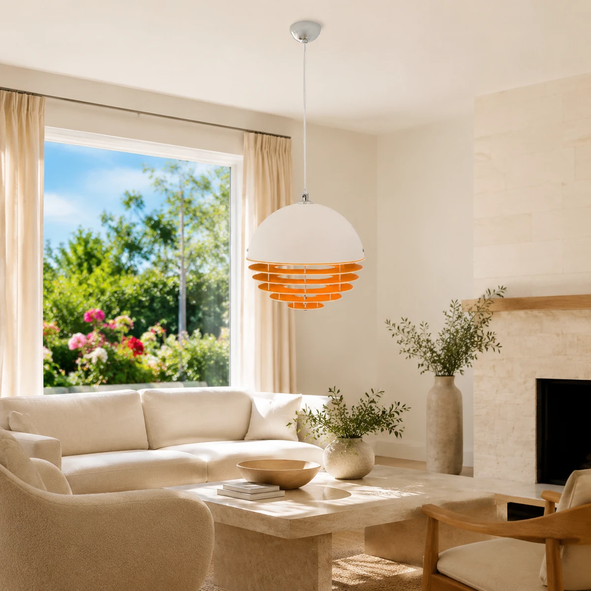 Suspension Atanua dans un salon baigné de lumière naturelle