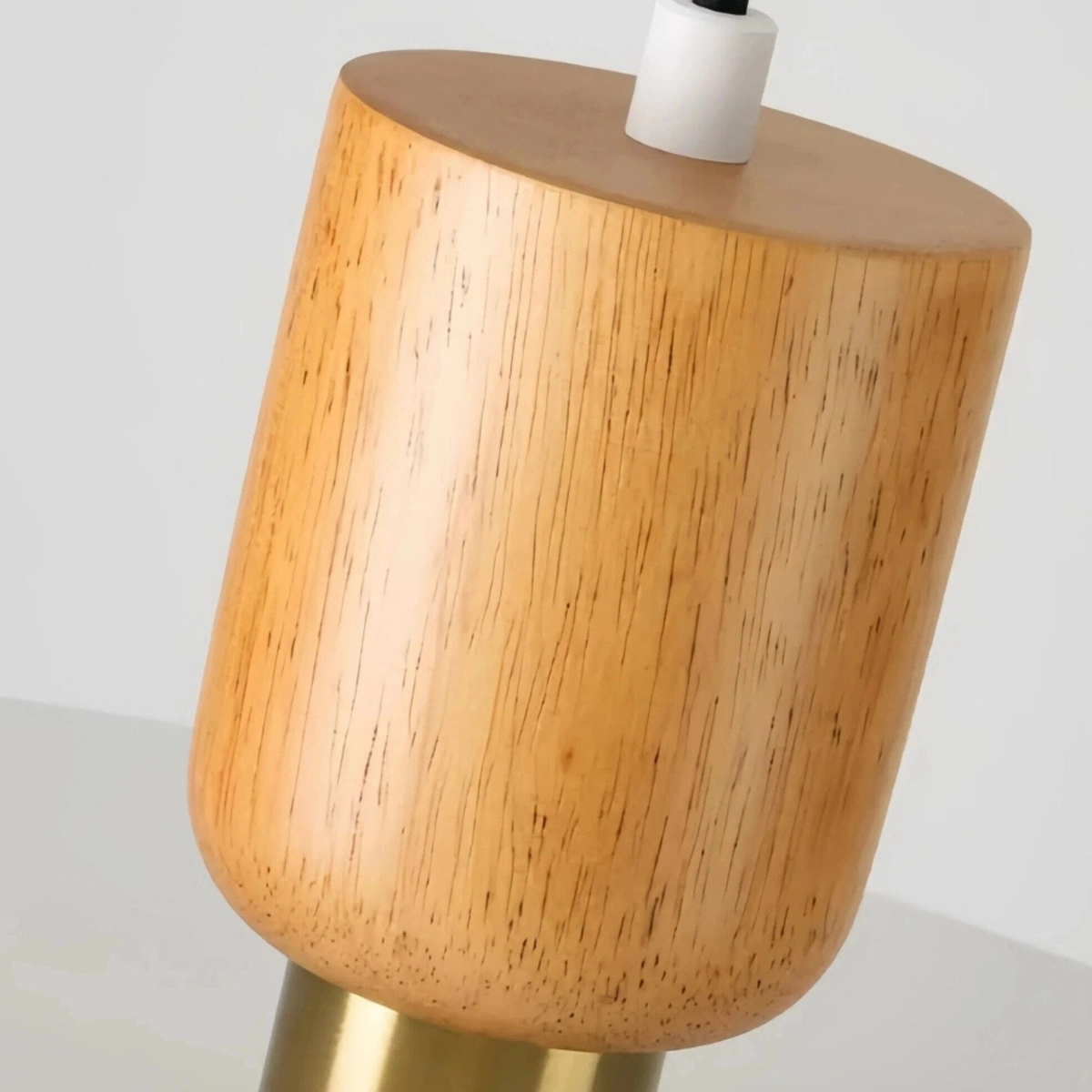 Close view of the natural wood grain on the Praeth housing
