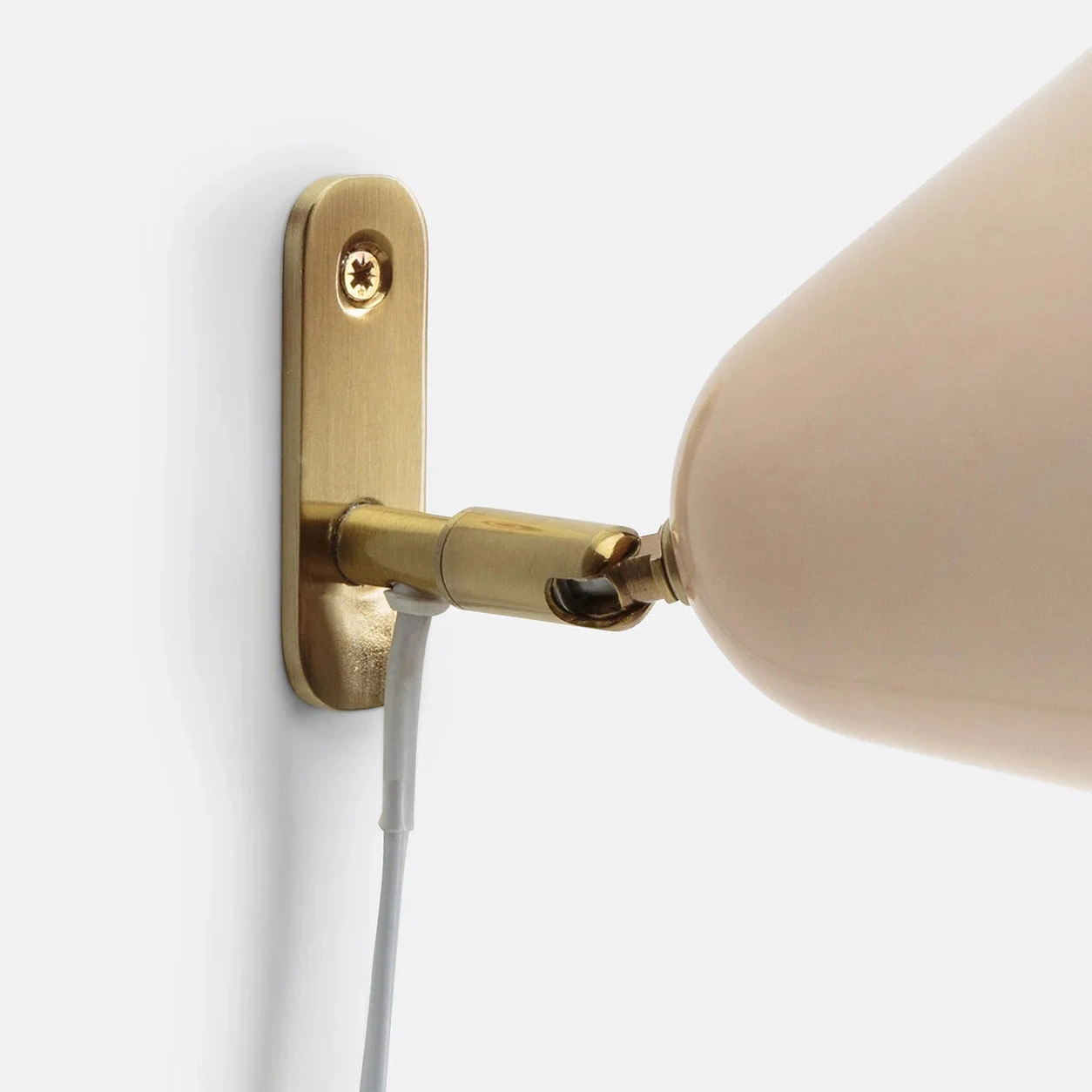 Close-up of the Phrike vertical-tilt shade joint